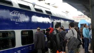 Imagini de coșmar! Aproape o mie de călători în doar două vagoane de tren. O femeie a fost luată cu ambulanța