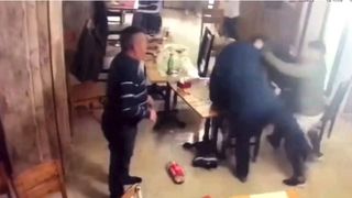 T&acirc;năr de 32 de ani, dobor&acirc;t cu un pumn de un bărbat de 60 de ani. Scene șocante &icirc;ntr-un bar din Craiova