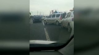 Trei pasageri ai unui taxi au ajuns la spital, după ce șoferul a întors prin loc nepermis. Care este starea victimelor