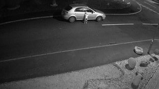 Momentul sf&acirc;șietor &icirc;n care un c&acirc;ine &icirc;și imploră stăp&acirc;nul să nu-l abandoneze. Imaginile care &icirc;ți vor rupe inima