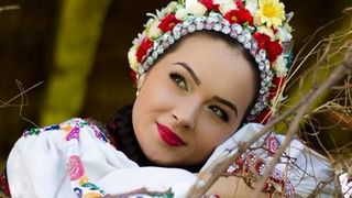 Una dintre cele mai frumoase și talentate artiste din România a pornit la colindat în Maramureș!