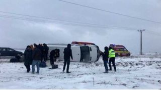 Accident CUMPLIT pe DN7! Trei victime și TRAFIC BLOCAT după ce un microbuz s-a răsturnat