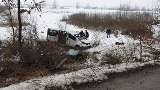 Accident devastator &icirc;n această dimineață! Un microbuz plin cu pasageri s-a răsturnat &icirc;n județul Arad! Care e starea victimelor?