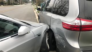 Accident violent în București! Două mașini s-au ciocnit frontal. O persoană este în stare gravă!