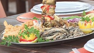 Cherhanalele de la malul mării, pline ochi de turiști. Gurmanzii au uitat de sarmale și c&acirc;rnați