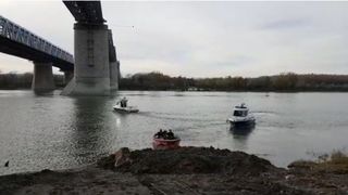 Un t&acirc;năr de 23 de ani a sărit &icirc;n Dunăre, sub privirile &icirc;ngrozite ale familiei. Salvatorii &icirc;l caută și la această oră