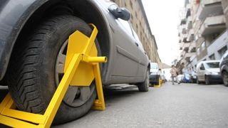 Atenție mare, șoferi! Roţile maşinilor care parchează neregulamentar &icirc;n Sectorul 4 vor fi blocate din 2019