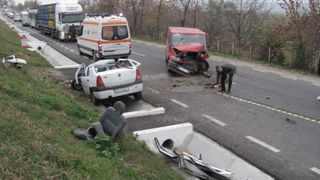 Accident devastator în județul Vaslui! Un microbuz cu 16 persoane s-a ciocnit violent cu un autoturism! Victimele sunt încarcerate! E prăpăd!