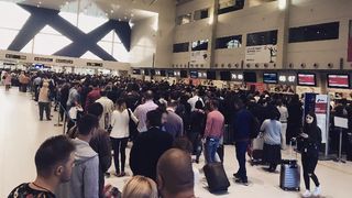 Este haos pe aeroportul Otopeni, dar și &icirc;n Gara de Nord! Oamenii care se pregătesc să plece &icirc;n vacanța de Revelion trebuie să suporte aglomerația infernală