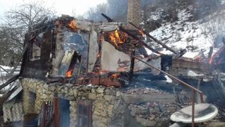 Incendiu puternic în Alba. O casă a ars din temelii 