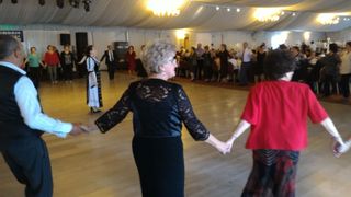 Revelion în avans. Sute de pensionari, petrecere de pomină