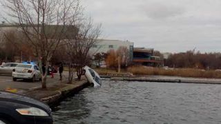 Un constănțean plecat la cumpărături și-a găsit mașina &icirc;n lac. Ce s-a &icirc;nt&acirc;mplat 