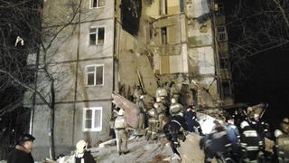 Trei morți, după ce un bloc s-a prăbușit. Explozia a avariat 48 de apartamente