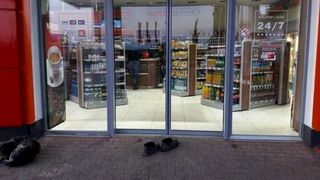 Imagini incredibile surprinse &icirc;n Vaslui! O bătr&acirc;nă s-a descălțat la intrarea &icirc;ntr-un supermarket