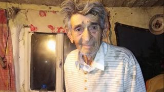 A băgat în sobă dulapul și plapuma ca să nu moară de frig! Nea Chipăruș a fost ajutat de câțiva motocicliști în prag de sărbători