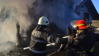 Neamț. Bărbat găsit carbonizat, &icirc;n urma unui incendiu izbucnit la o casă &icirc;n construcţie