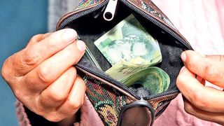 &Icirc;ncepem noul an cu st&acirc;ngul! Scumpirile care-i vor &icirc;ngenunchea pe rom&acirc;ni