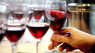 Nicio masă fără vin. Rom&acirc;nii, campioni la băuturi fine