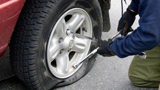 Gorj. Mașini puse pe butuci de copii, supărați că n-au fost primiți cu colindul.  Poliția a deschis o anchetă