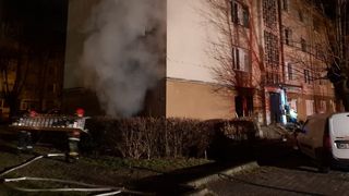 Incendiu urmat de explozie într-un bloc din Târgu Mureş! O persoană a fost transportată de urgență la spital