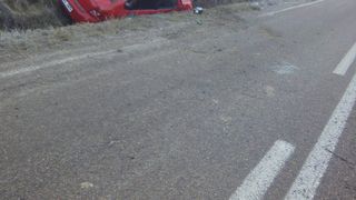 S-a răsturnat cu mașina pe un drum din Constanța! Ea și prietena ei au ajuns la spital!