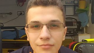 EL este eroul care l-a salvat pe t&acirc;nărul prin sub metrou &icirc;n stația Costin Georgian