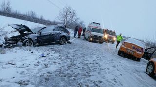 Accident &icirc;n localitatea Cristian. Trei persoane rănite, transportate la spital 