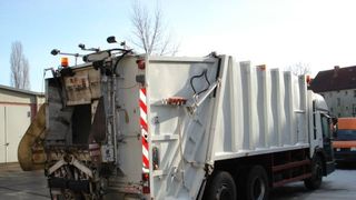 Imagini de-a dreptul ridicole au fost suprinse in Turda. O masina a societatii de salubrizare din oras a fost filmata in timp ce imprastia deseurile colectate.