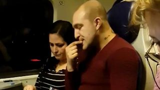 Episod rușinos &icirc;ntr-un tren CFR! Un bărbat și o femeie, surprinși &icirc;n timp ce m&acirc;ncau semințe și aruncau cojile pe jos