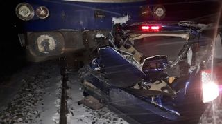 Mașină spulberată de tren, &icirc;n localitatea Zimandu Nou. Șoferul a supraviețuit miraculos