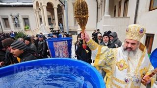 Slujba de Bobotează, oficiată de Patriarhul Daniel. Sute de oameni stau la coadă pentru agheasmă