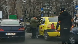 Imagini halucinante &icirc;n Capitală! Mai mulți șoferi au vrut să bată un taximetrist! S-au chinuit să-l scoată din mașina și ce a urmat este de tot r&acirc;sul 