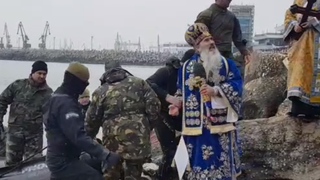 Incident șocant la sfințirea apei de bobotează, la Constanța! Preoții au &icirc;nmărmurit! Să fie un semn divin?