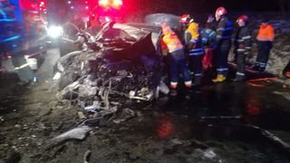 Accident grav în Bacău. Doi morţi şi doi răniţi, după ce şoferul unei maşini ar fi adormit la volan