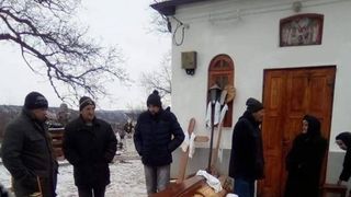 Caz revoltător în Bacău. N-a fost primită în biserică pentru că era saracă. Slujbă de înmormântare în fața lăcașului de cult