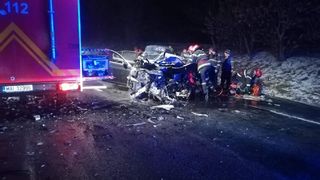 Imaginile durerii! Rudele celor doi morți în accidentul din Bacău au ajuns la locul tragediei. Durere fără margini