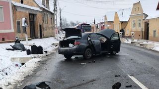 Accident DEVASTATOR pe DN 14. Un șofer a adormit la volan și s-a izbit violent de un cap de pod! Toți cei trei pasageri din mașină au ajuns cu răni grave la spital. Momentul impactului a fost filmat