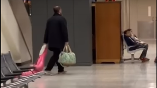 Un tată &icirc;şi t&acirc;răște fiica de glugă printr-un aeroport. Momente halucinante 