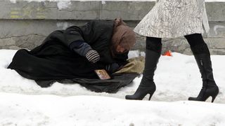 Trei persoane au murit &icirc;n Grecia din cauza inundaţiilor şi gerului