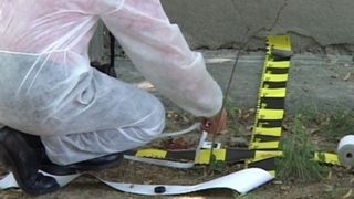 Descoperire șocantă &icirc;n Buzău! Duceau gunoiul, c&acirc;nd au descoperit cadavrul lui l&acirc;ngă tomberon!