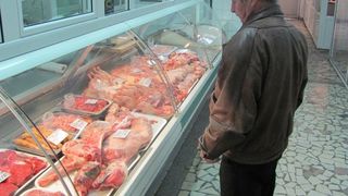 Imagini halucinante surprinse cu camera ascunsă în piețele din București! Nu vei mai cumpăra carne dacă vezi cum e depozitată