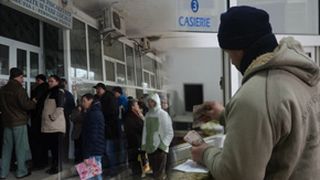 Rom&acirc;nii au preferat să stea la coadă &icirc;n ger pentru a-și plăti impozitele, dec&acirc;t să o facă online