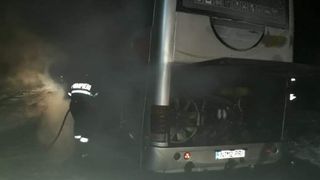Un autocar plin cu pasageri a luat foc &icirc;n mers, pe un drum din Neamţ