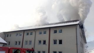 Incendiu violent la un azil de bătr&acirc;ni din Suceava. A fost activat Planul Roșu de intervenție