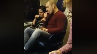 Imagini revoltătoare într-un tren plin cu călători. Este IREAL ce fac acești doi tineri