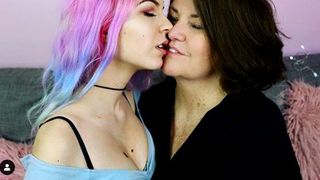 Două femei formează un cuplu, deși diferența de v&acirc;rstă dintre ele este de 37 de ani! C&acirc;nd vor face nunta