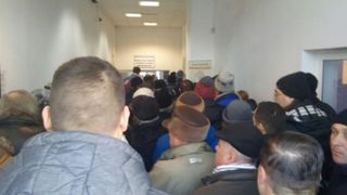 Cozi pentru plata impozitelor şi taxelor. La Braşov oamenii au venit dis de dimineață
