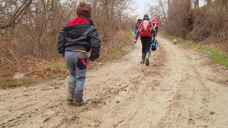 Povestea lui Mihai, copilul care, de foame, &icirc;și vindea temele pentru un sandwich! "L-am găsit &icirc;n ultima bancă..."