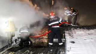 INCENDIU &icirc;n Capitală. Şase case din cartierul Apărătorii Patriei au fost cuprinse de flăcări. O persoană, transportată la spital