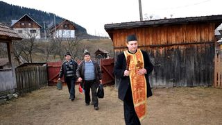 I-ai dat bani preotului c&acirc;nd a venit cu Boboteaza? Un preot dezvăluie ce sume colosale &icirc;ncasează &icirc;n această perioadă! E vorba de mii de euro! Sumele sunt de-a dreptul halucinante